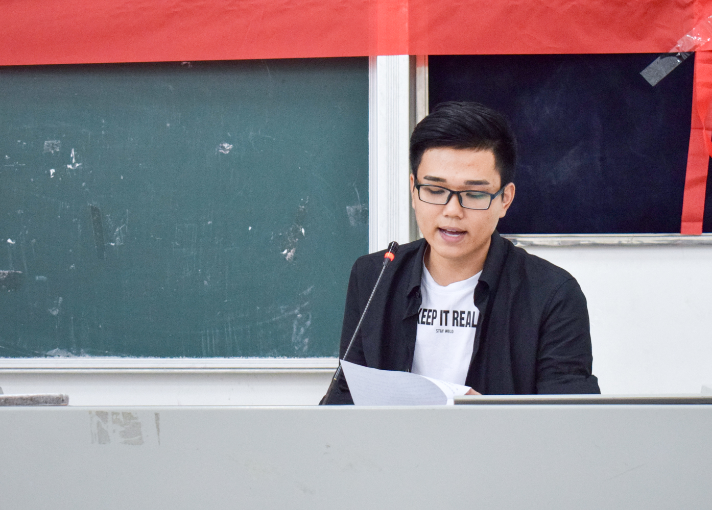 优秀员工代表王航发言